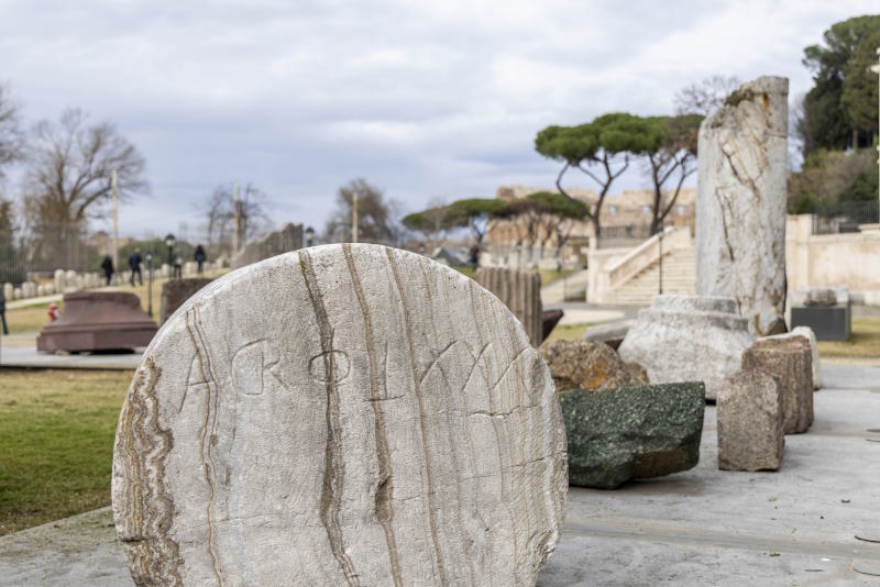 Colonna con iscrizione di cava Colonna con iscrizione di cava