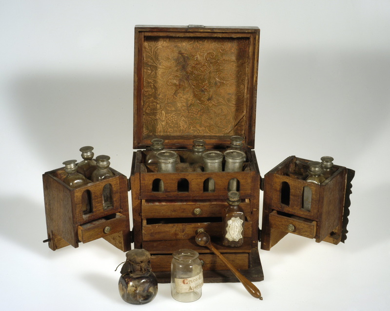 Farmacia portatile XVIII secolo Farmacia portatile XVIII secolo