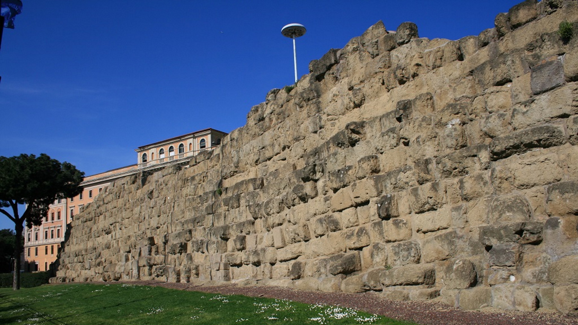 Mura serviane a piazza dei Cinquecento