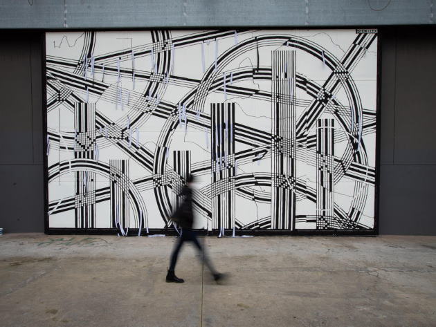 Dettaglio del fondale dell'arena del Teatro di Tor Bella Monaca realizzato da STEN LEX. Foto © Giovanni De Angelis Dettaglio del fondale dell'arena del Teatro di Tor Bella Monaca realizzato da STEN LEX. Foto © Giovanni De Angelis