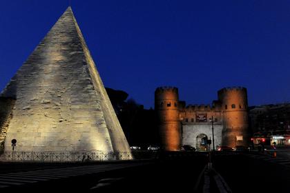 Piramide Cestia e Porta San Paolo by night Piramide Cestia e Porta San Paolo by night