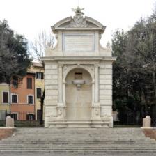 Fontana dell'Acqua Paola in piazza Trilussa Fontana dell'Acqua Paola in piazza Trilussa