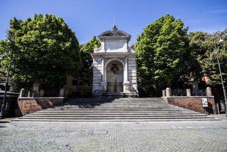 Fontana dell'Acqua Paola in piazza trilussa Fontana dell'Acqua Paola in piazza trilussa