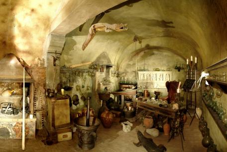Laboratorio dell'alchimista del XVI secolo - Ricostruzione d’ambiente Laboratorio dell'alchimista del XVI secolo - Ricostruzione d’ambiente