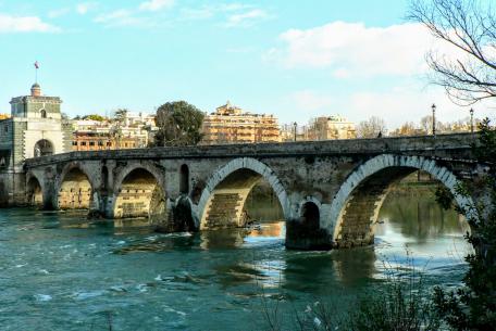 Ponte Milvio e la Torretta Valadier Ponte Milvio e la Torretta Valadier