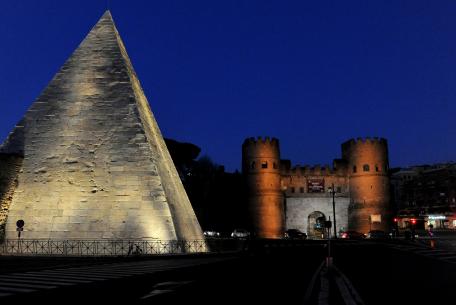 Piramide Cestia e Porta San Paolo by night Piramide Cestia e Porta San Paolo by night