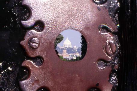 il buco della serratura del cancello del Priorato dei Cavalieri di Malta il buco della serratura del cancello del Priorato dei Cavalieri di Malta